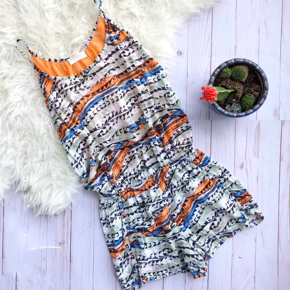 🌸Zara W&B tribal/Aztec print romper size medium